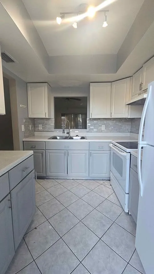 4061 NW 9th Ave — Photo 1