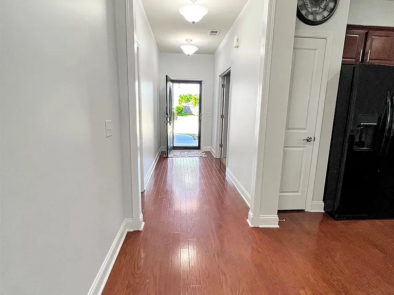 4809 Pitkin Ave — Photo 5