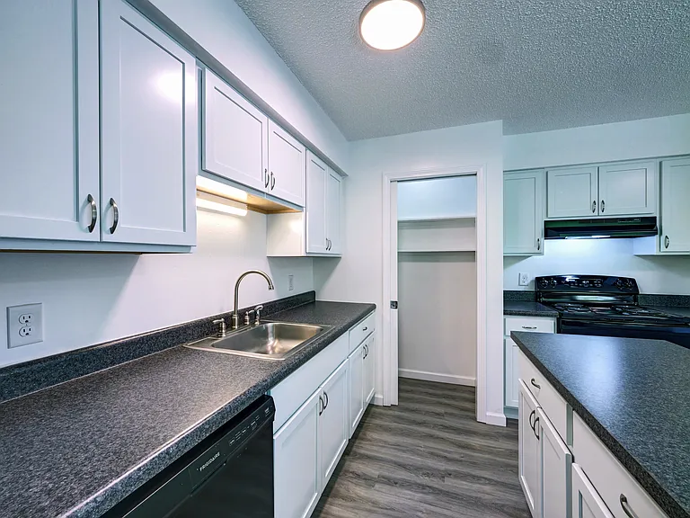 English Village Apartments — Photo 7