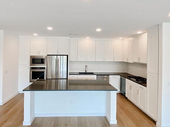 4th image of 900 S 1st St #200