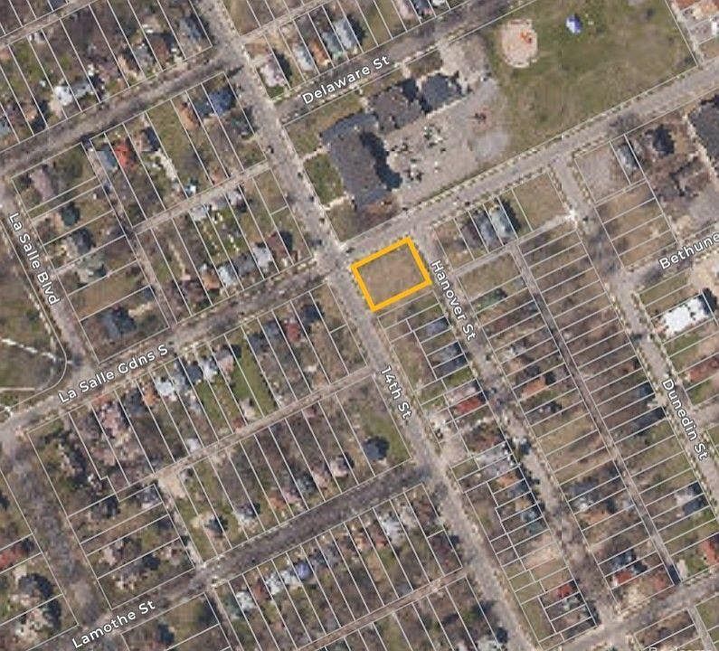 2nd image of 2105 S La Salle Gdns