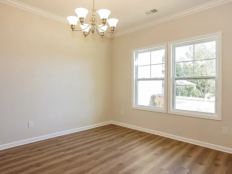 360 Bainbridge Dr — Photo 4