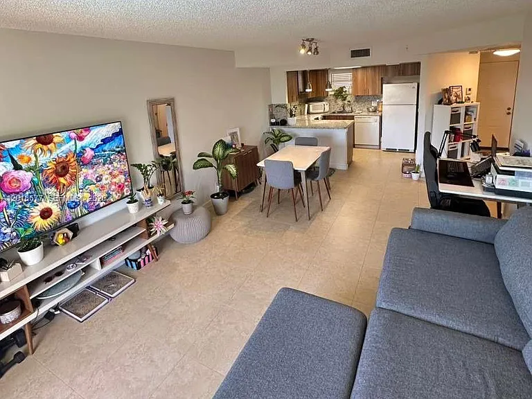 8290 Lake Dr #325 — Photo 5
