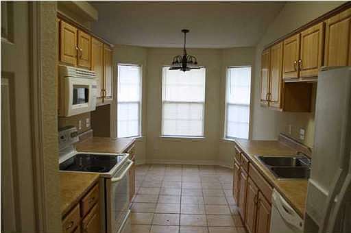 5th image of 896 Maple Woods Cir