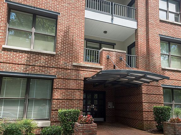 3rd image of 4040 Woodlawn Dr