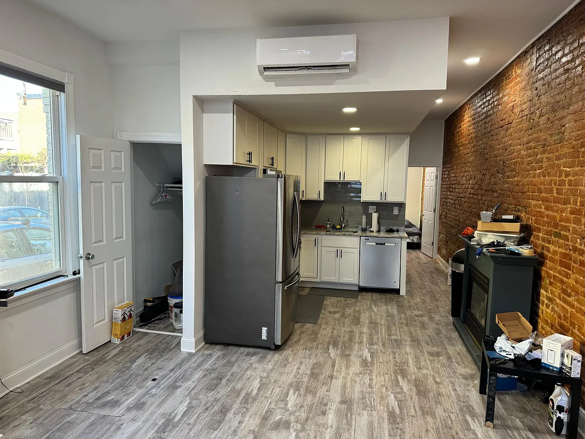 Building Photo - 511 6th St NE #1