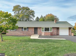 34 Wolf Rd, Akron, PA 17501