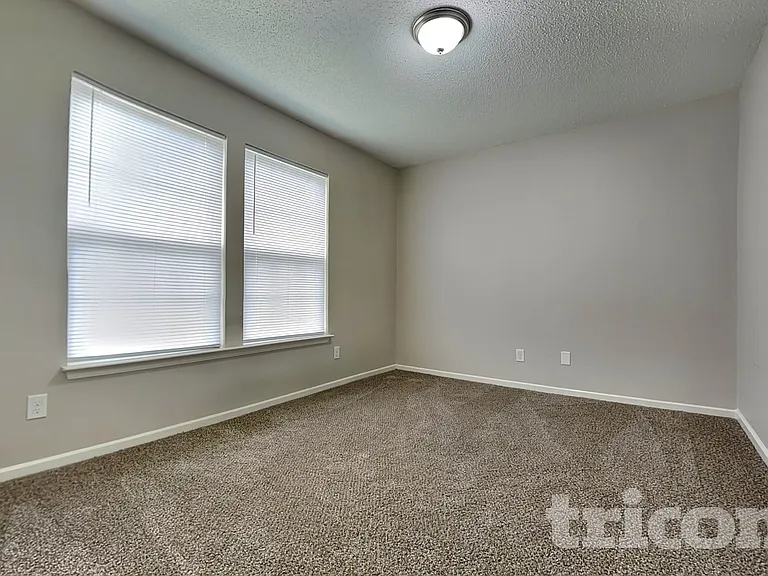 10428 Kensington Way — Photo 10