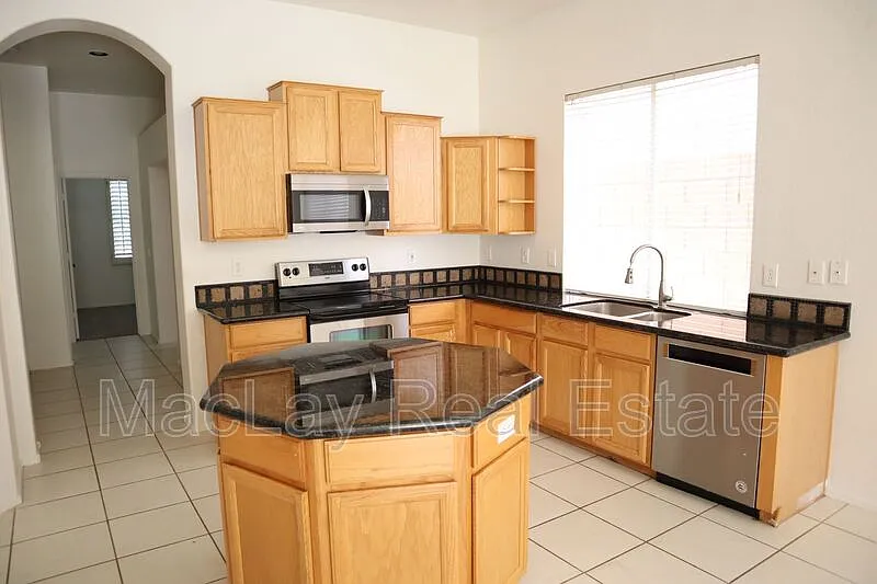 4 bed, 2.0 bath, 2280 sqft, $2,900 — Photo 2