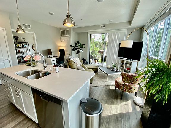 5th image of 829 Marshall St NE #332