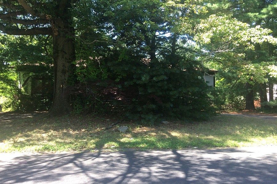 1st image of 15 Carlton Ln