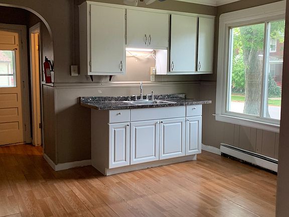 3rd image of 845 Oak St APT 1