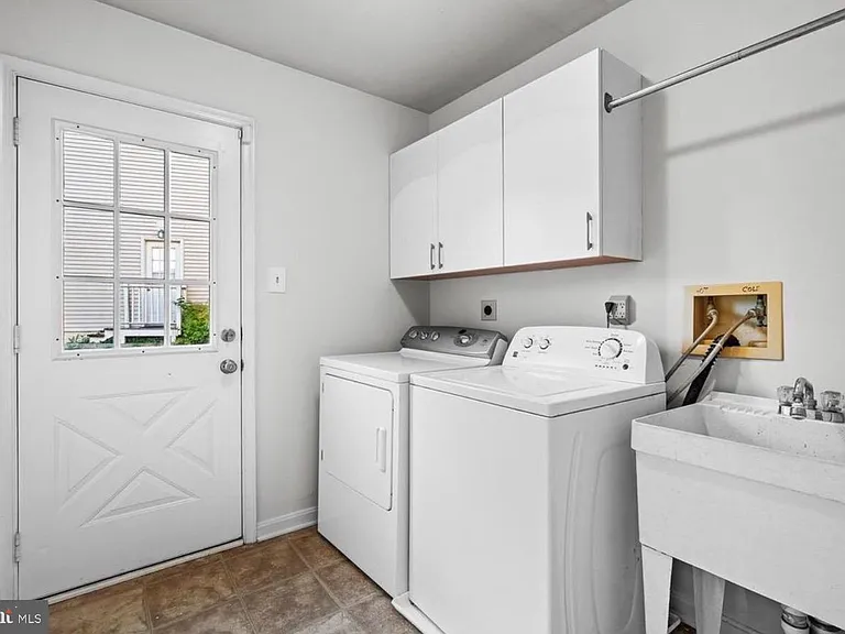 25 Whittingham Cir — Photo 5