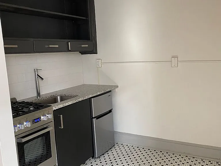 100 Howe Street — Photo 66