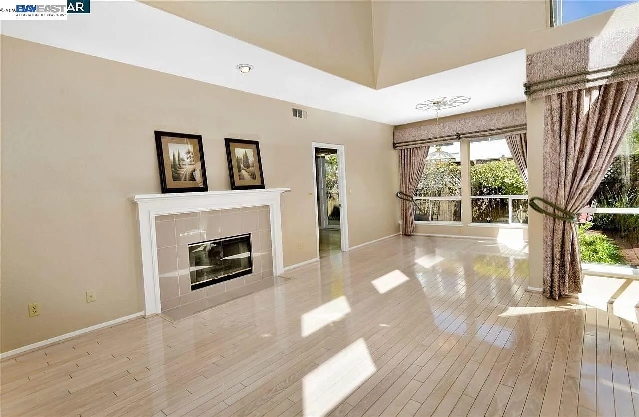 3 bed, 2200 sqft, $4,700 — Photo 2