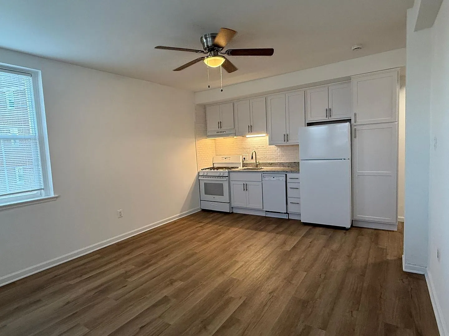 2060 N Vermont Street — Photo 2