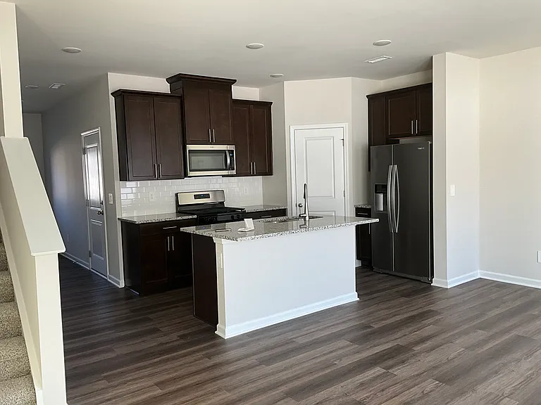 646 Rolling Fields Dr — Photo 3
