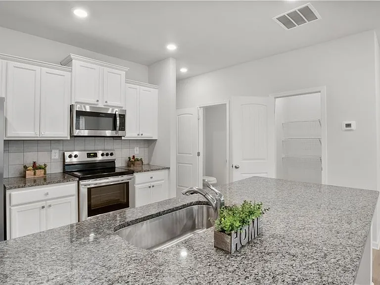 239 Turner Ln — Photo 9