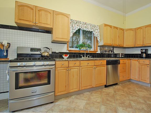 Eat in Kitchen, SS,Gas Range