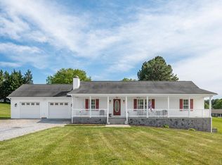 1068 Oakwood Knolls Dr, Bedford, VA 24523