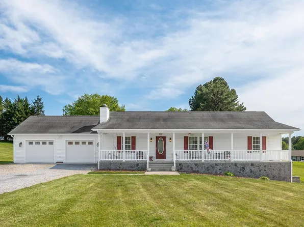 1068 Oakwood Knolls Dr, Bedford, VA 24523