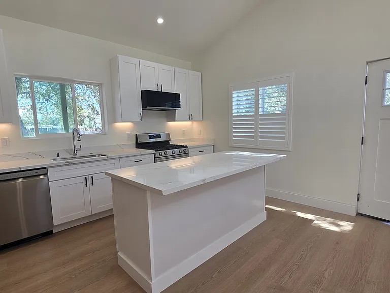 10051 Starr Rd #B — Photo 4