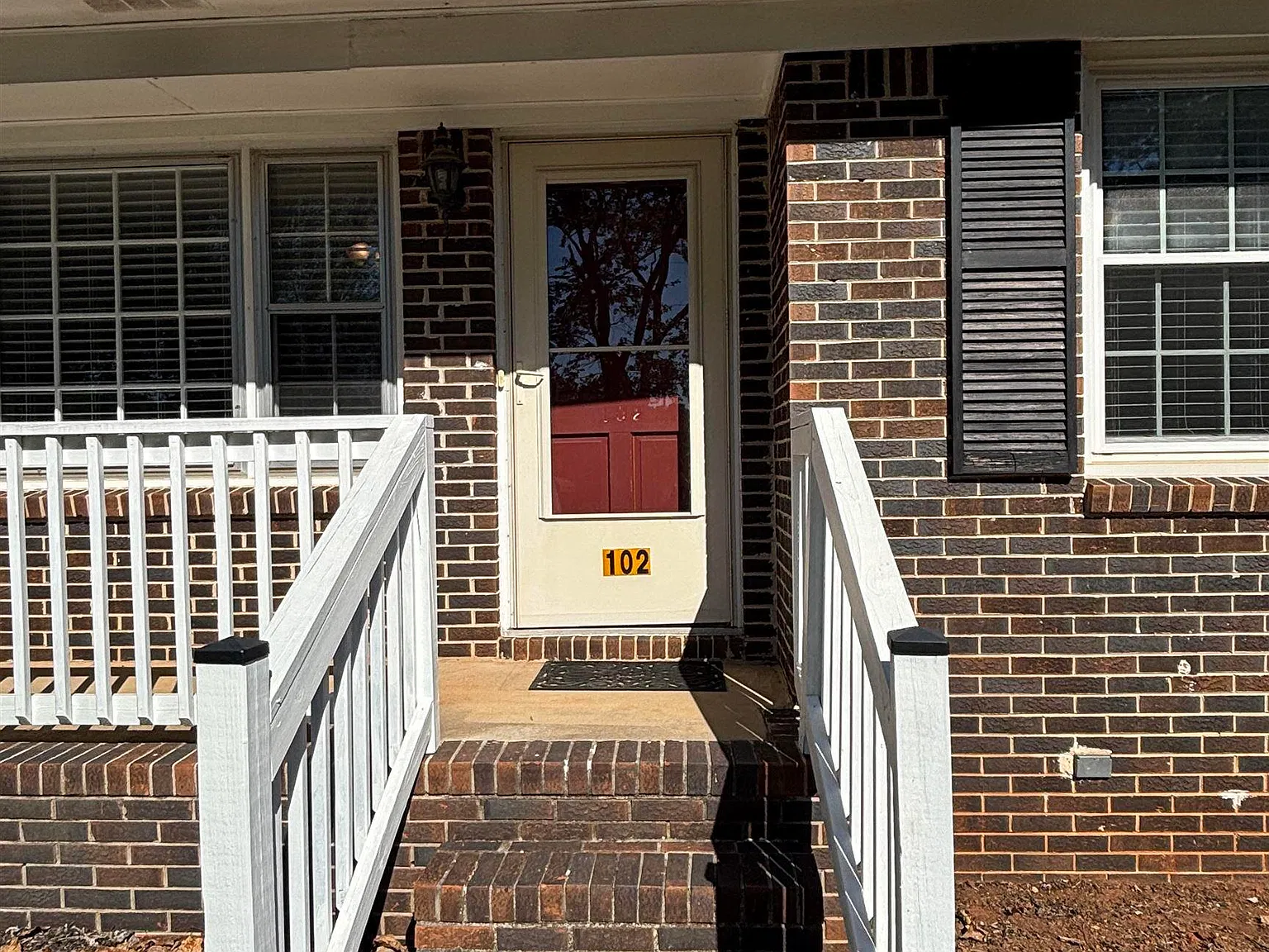 3 bed, 2.0 bath, 1225 sqft, $1,600 — Photo 2