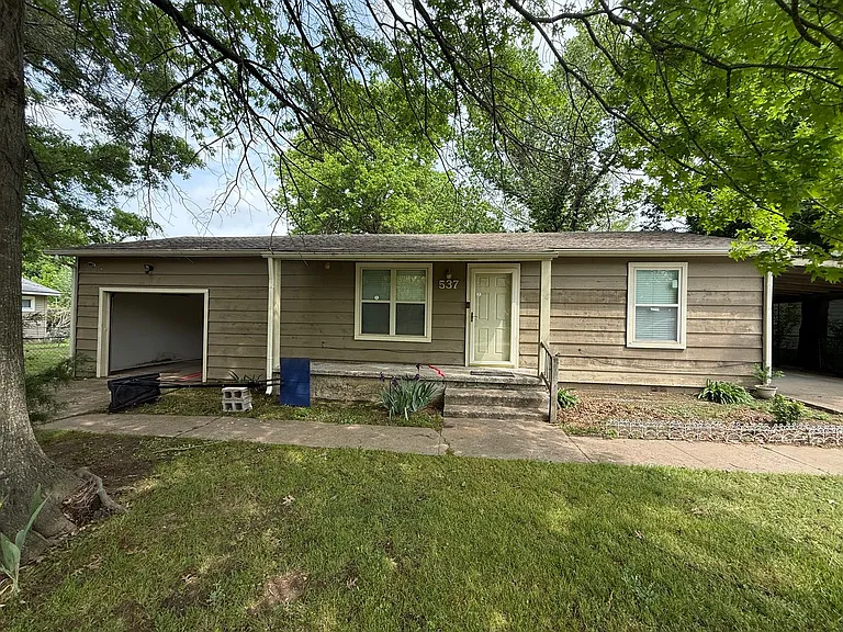 537 E Allen St — Photo 1