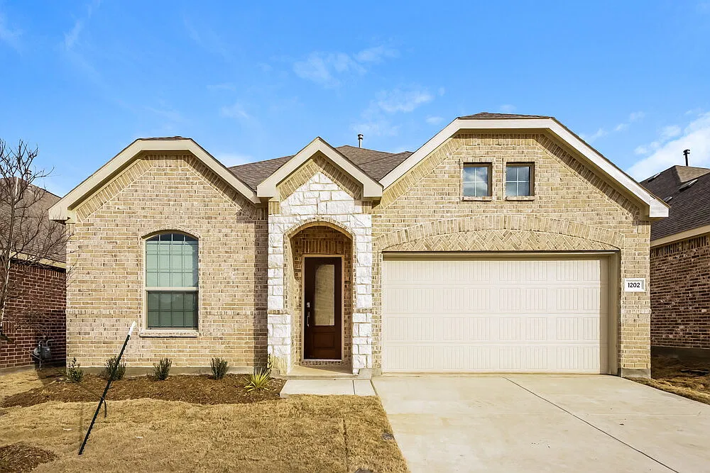 4 bed, 2.0 bath, 1838 sqft, $2,220 — Photo 1