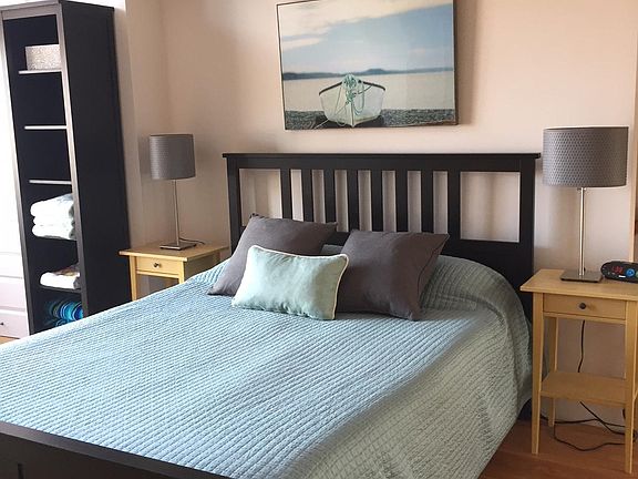 Queen bed in master.