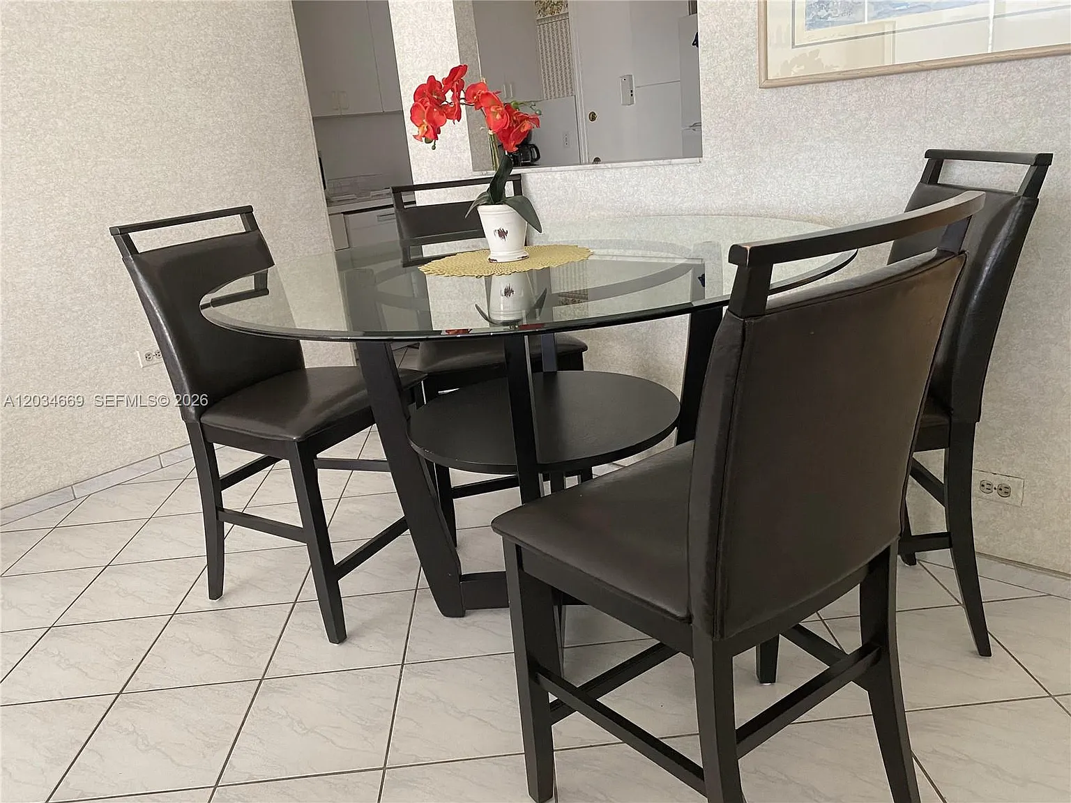 Alexander Towers Condo — Photo 4