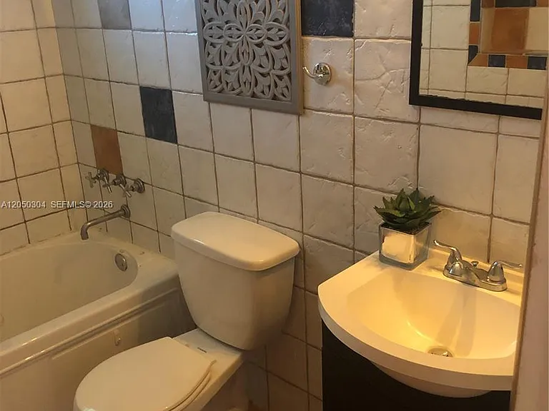 1733 Mayo St #7 — Photo 4