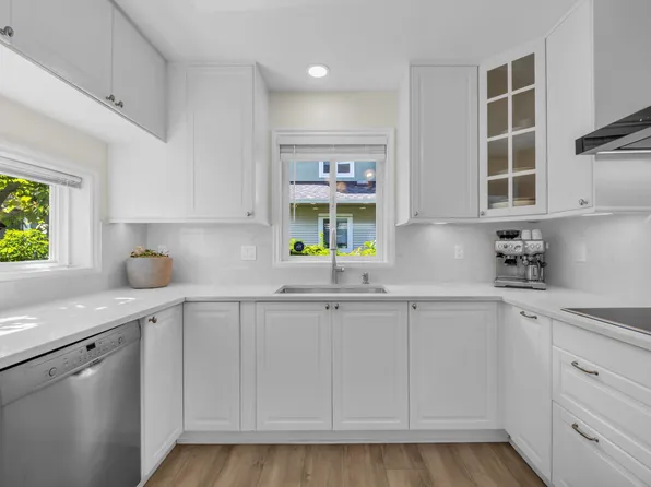 1233 W 16th St #5, North Vancouver, BC V7P 1R5