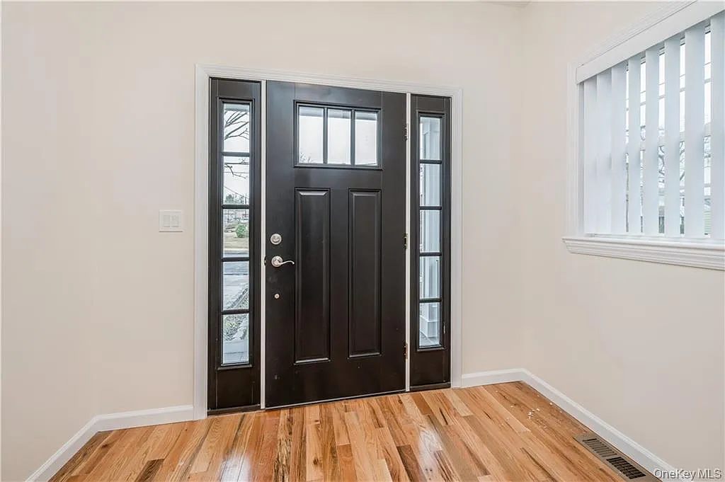 4 bed, 3.5 bath, 2258 sqft, $7,500 — Photo 2