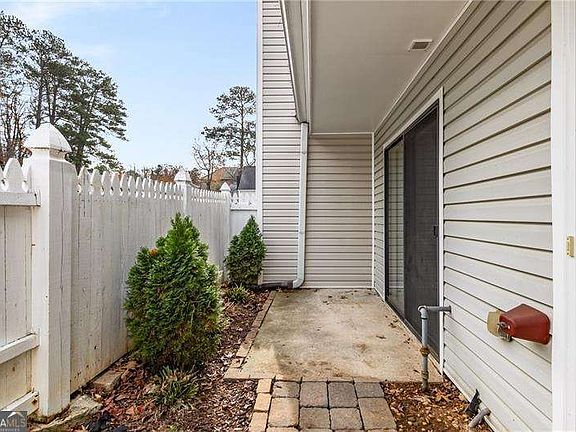 3rd image of 2686 Meadowlawn Dr SE