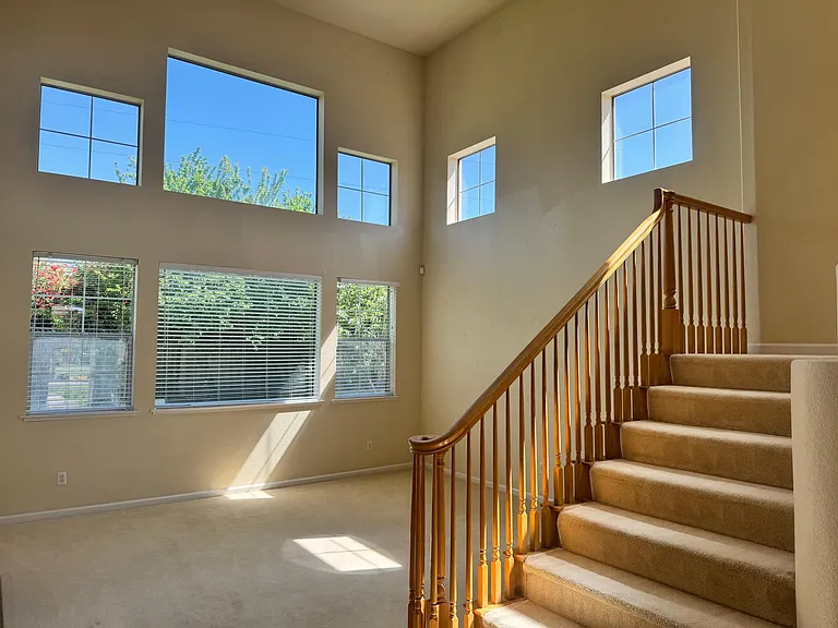 189 Clarence Way — Photo 2