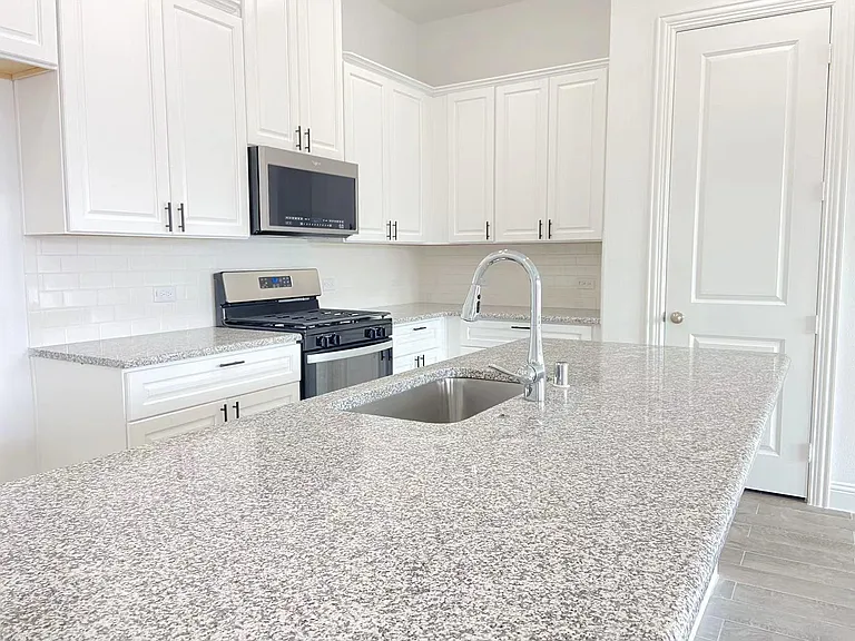 1495 Perrin Ln — Photo 4