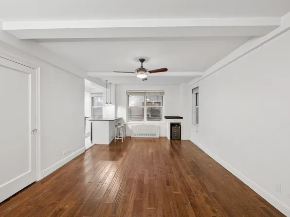 424 East 52nd Street image 2 of 16