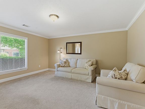 5th image of 212 Highland Villa Cir