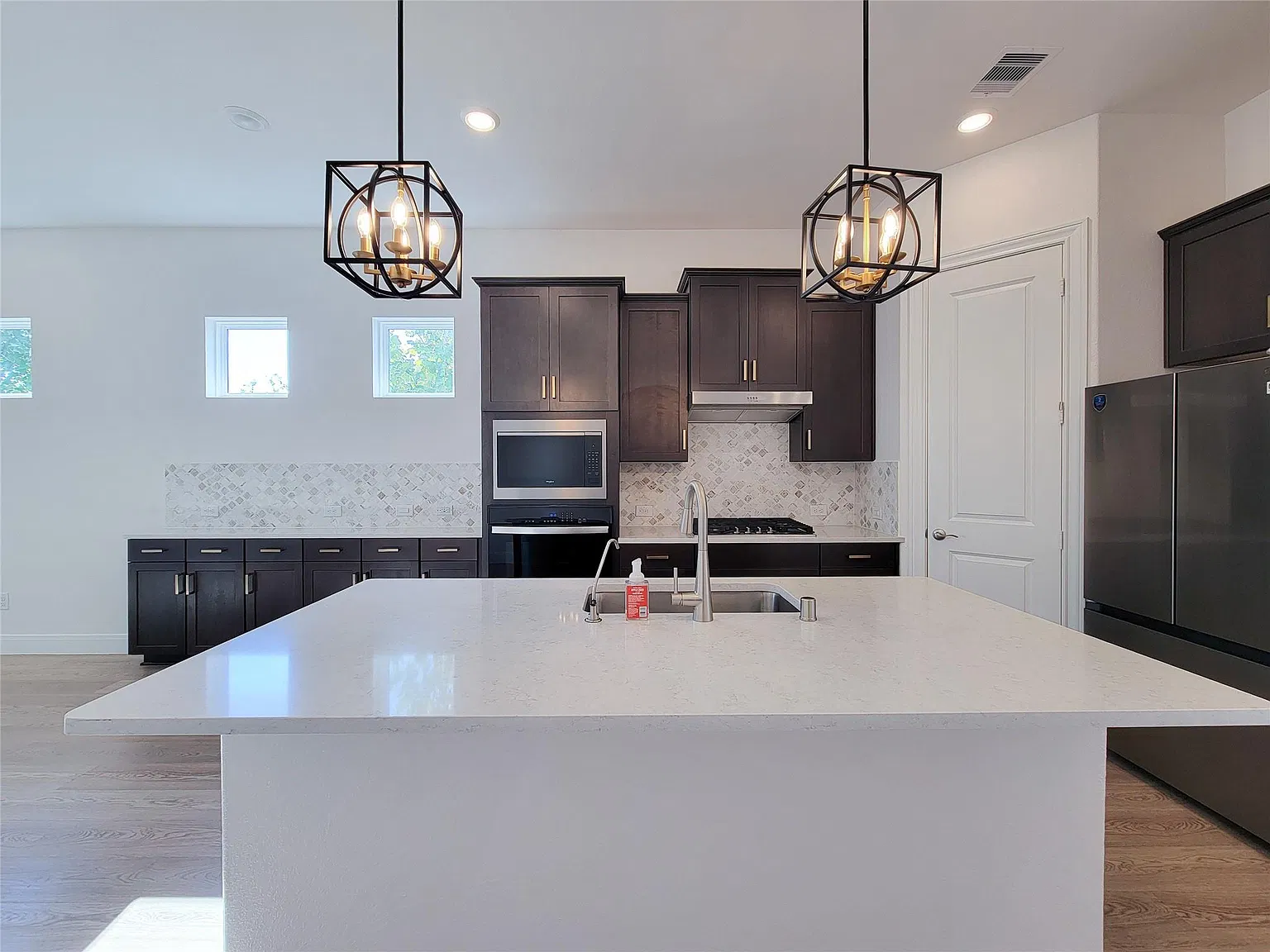 4 bed, 3.5 bath, 2515 sqft, $3,200 — Photo 4