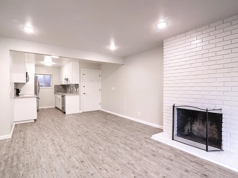 1685 Whitwood Ln #1 — Photo 6