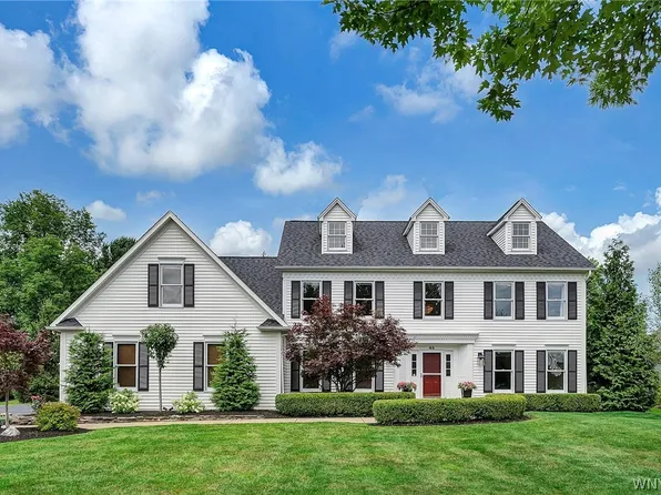 45 Edgewater Dr, Orchard Park, NY 14127