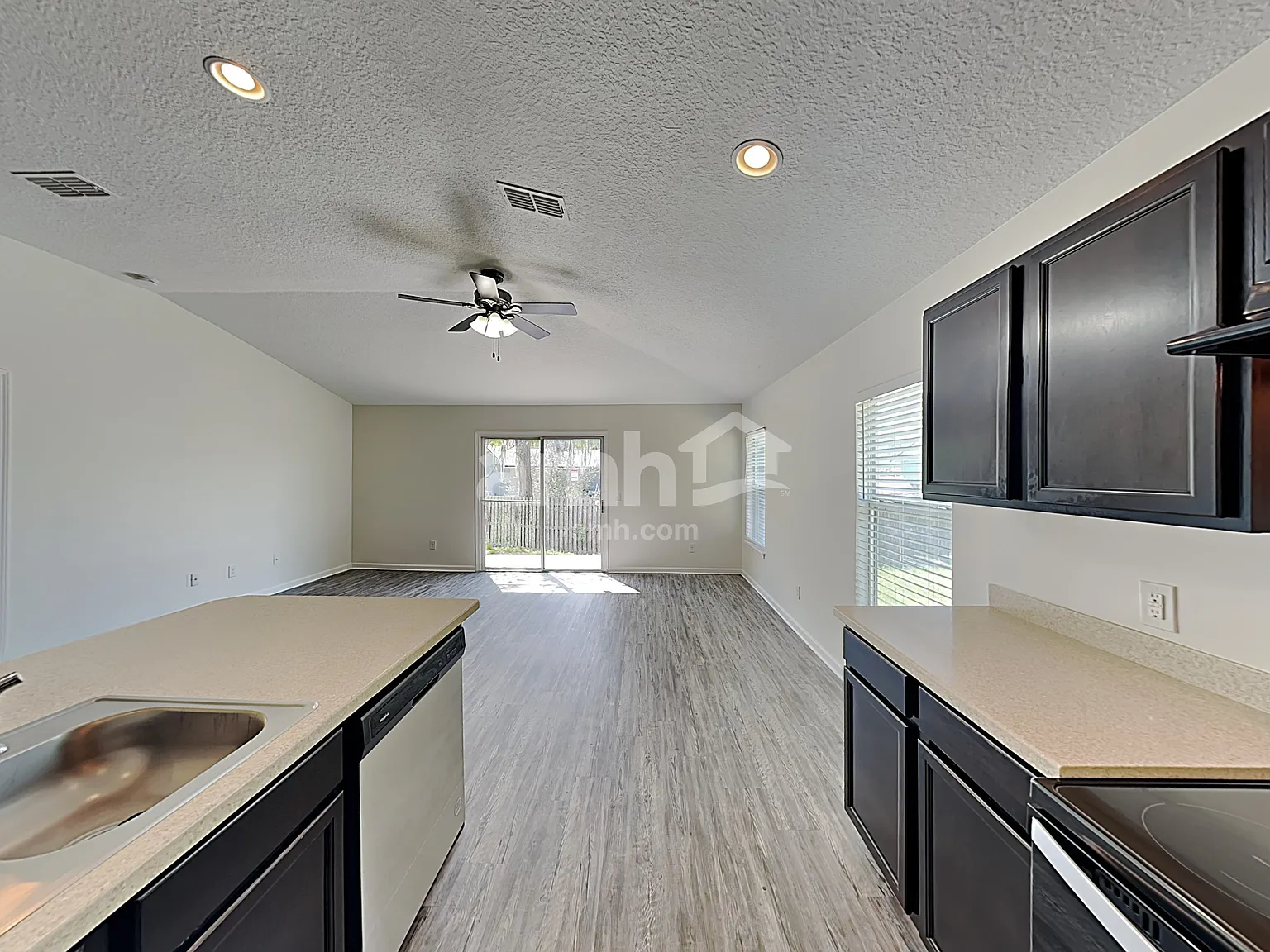 3 bed, 2.0 bath, 1382 sqft, $1,720 — Photo 3