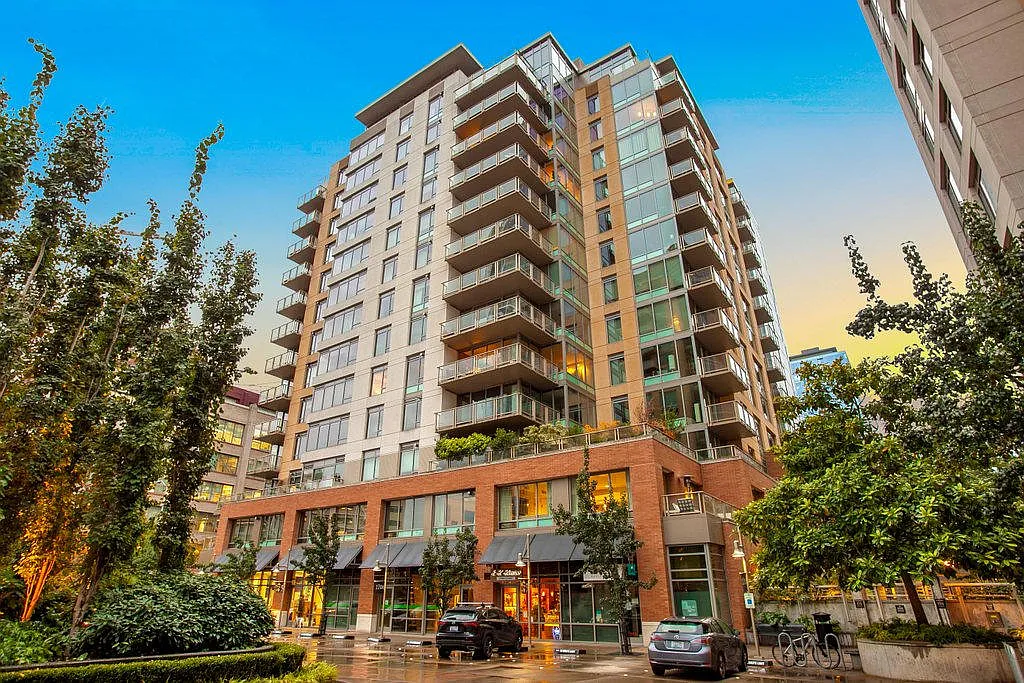 2200 Westlake - 2 bedrooms + den — Photo 3
