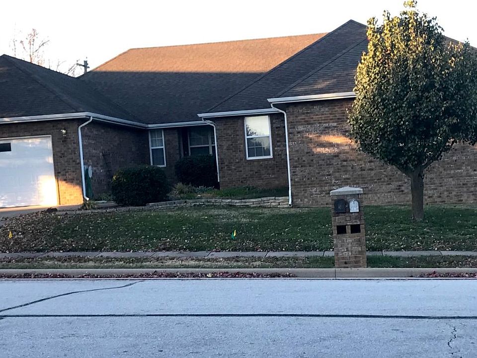 The left side of this duplex is a 3br/2ba unit. The right side of this duplex is a 2 br/2 ba unit.