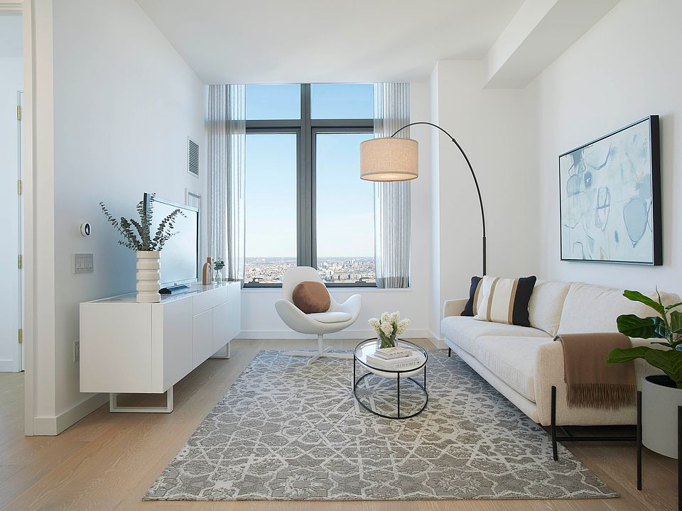 1st image of 3 Court Sq #Penthouse 204