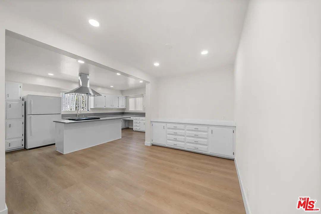 3 bed, 2.0 bath, 1100 sqft, $3,200 — Photo 4