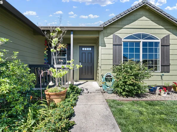 1373 Creswood Dr, Creswell, OR 97426