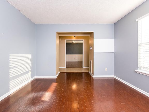 4th image of 8 Red Maple Ct