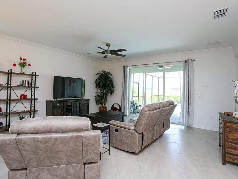 2155 Hamlin St — Photo 45